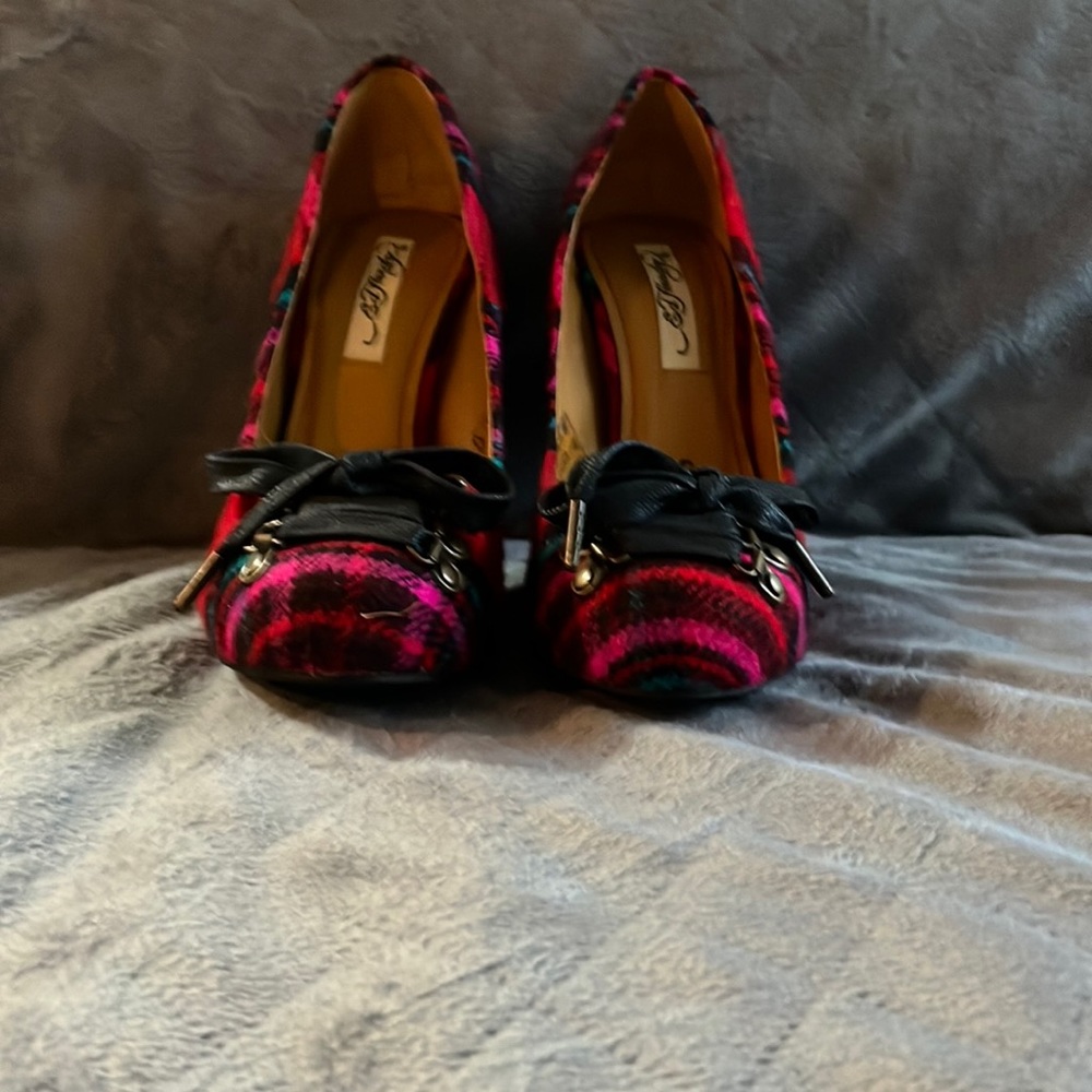 Ed hardy red/pink Size 7 plaid 3” with 1/2” platform heels